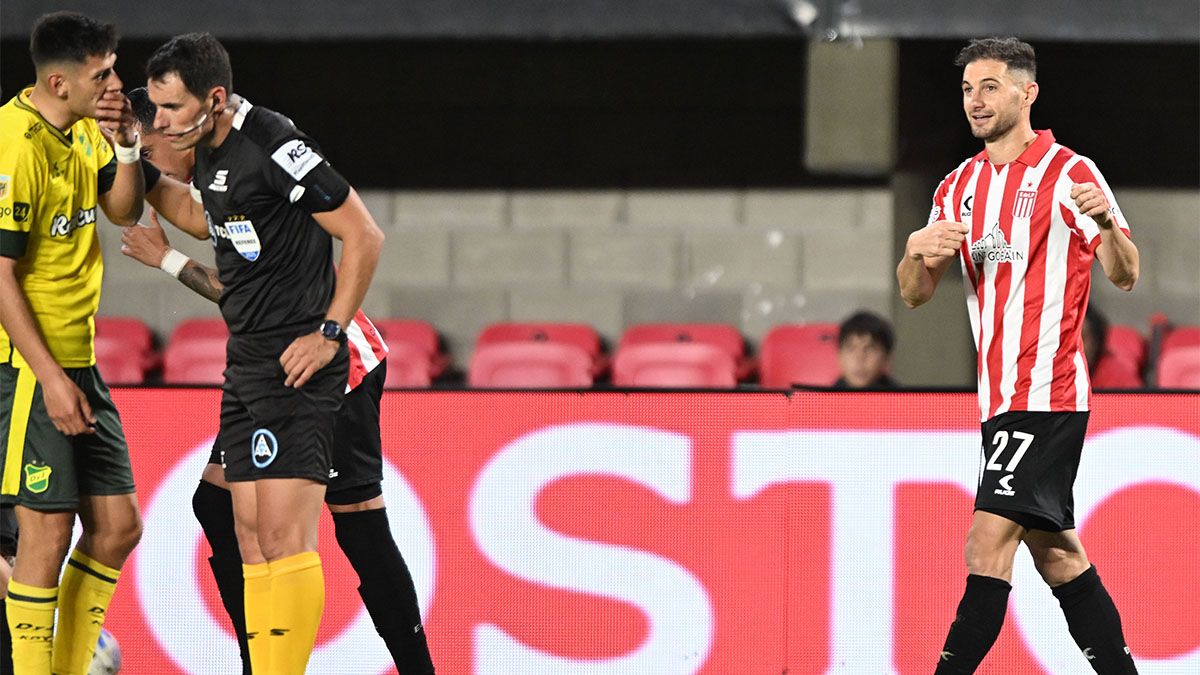 Lucas Alario festeja el gol de Estudiantes. El tanto fue de Rafael Delgado en contra.