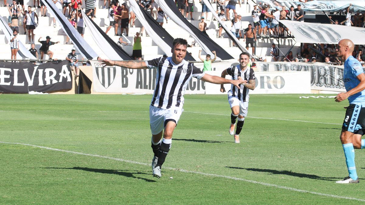 Maximiliano Padilla grita el gol que le anotó a Defensores Unidos de Zárate. Foto: Diario UNO.