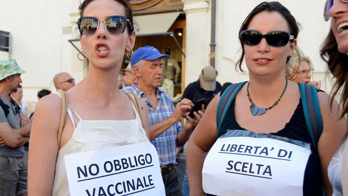 En Italia muchas personas rechazan ser vacunadas contra el coronavirus y el gobierno decidió suspender a profesionales de la salud que no se vacunaron