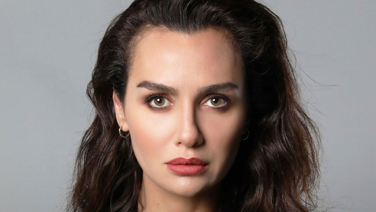 La actriz Birce Akalay interpreta a Önem Özülkü en la serie de Netflix.