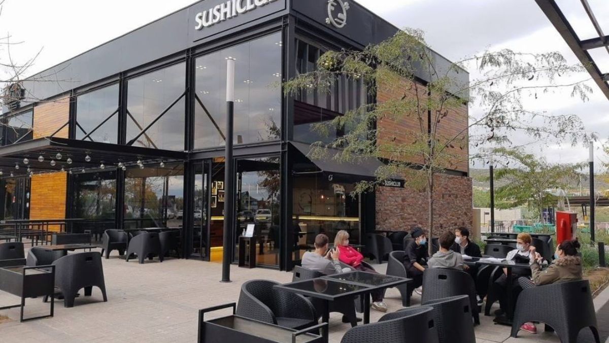 El proyecto se inserta cómodamente en el paisaje del piedemonte lujanino y hasta embellece el entorno con su propuesta urbanística.