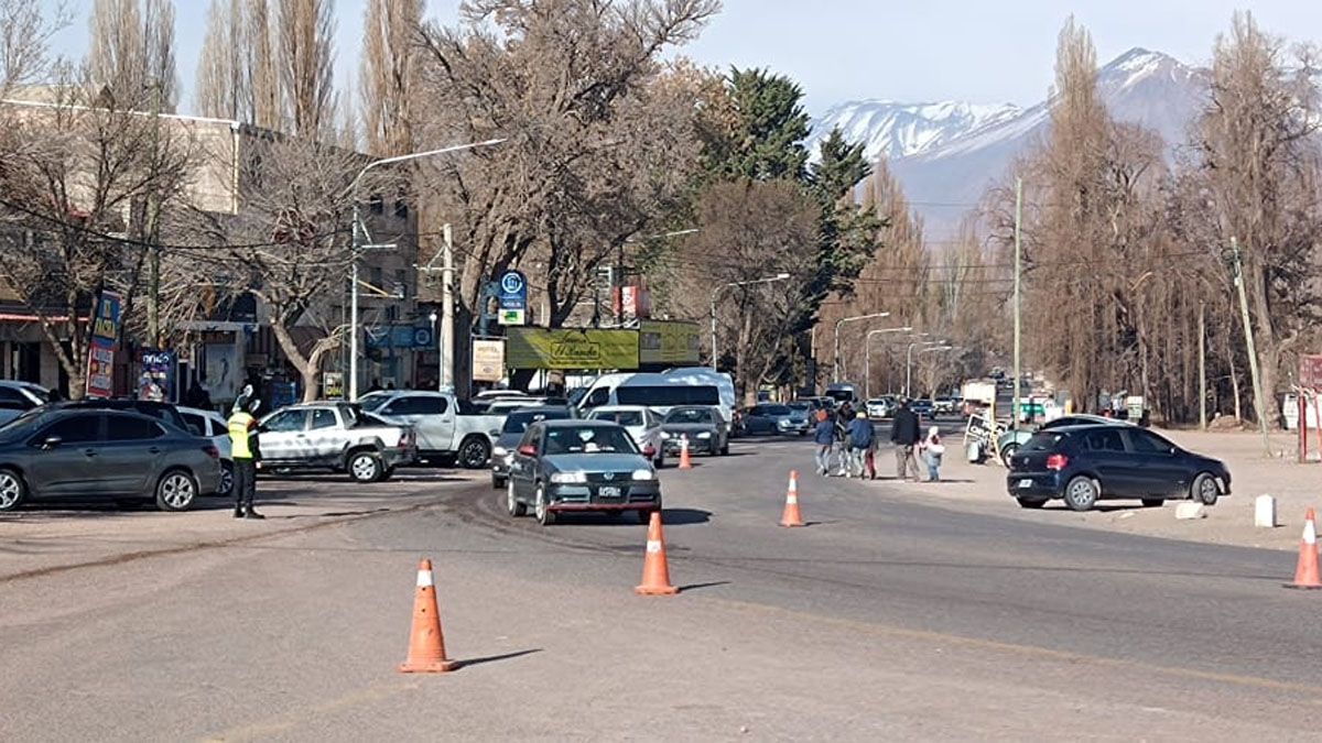 El paso a Chile cerrará a las 0 del domingo 24 de marzo, pero el tránsito será cortado a las 22 en Uspallata y en Guardia Vieja, en el vecino país. El paso a Chile cerrará a las 0 del domingo 24 de marzo, pero el tránsito será cortado a las 22 en Uspallata y en Guardia Vieja, en el vecino país.