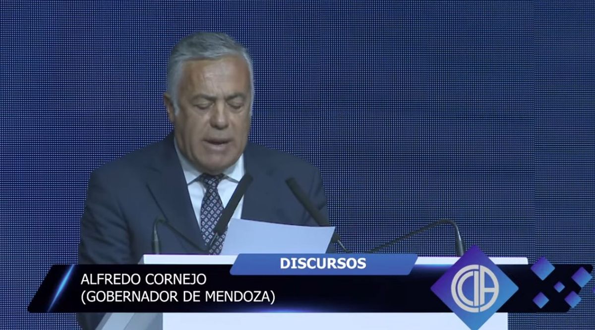 En su discurso ante la visita del presidente Javier Milei, el gobernador Alfredo Cornejo le baj&oacute; el precio a la autonom&iacute;a municipal y la defini&oacute; como una "discusi&oacute;n insustancial".