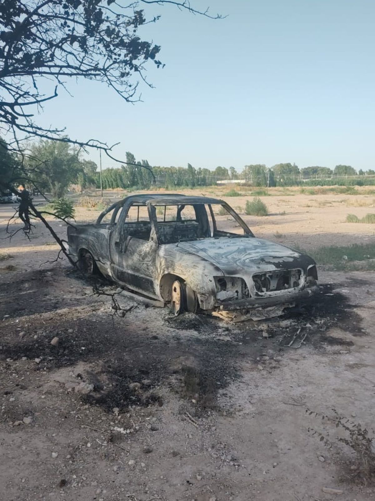La camioneta en la que los asesinos escaparon fue encontrada incinerada en el barrio Capilla de Nieve.