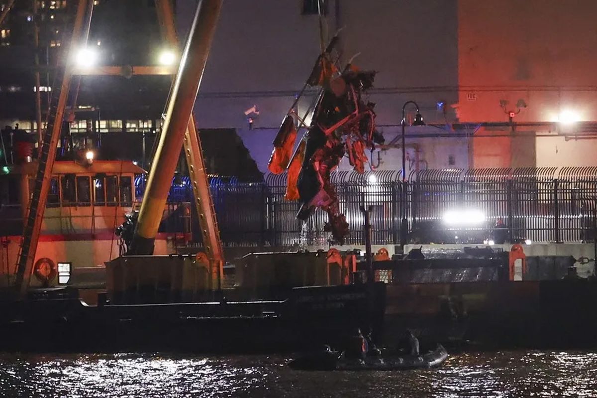 Los equipos de emergencia retiran un helicóptero del río Hudson tras estrellarse en Nueva York en Estados Unidos. Crédito: EFE/EPA/Sarah Yenesel. Los equipos de emergencia retiran un helicóptero del río Hudson tras estrellarse en Nueva York en Estados Unidos. Crédito: EFE/EPA/Sarah Yenesel.