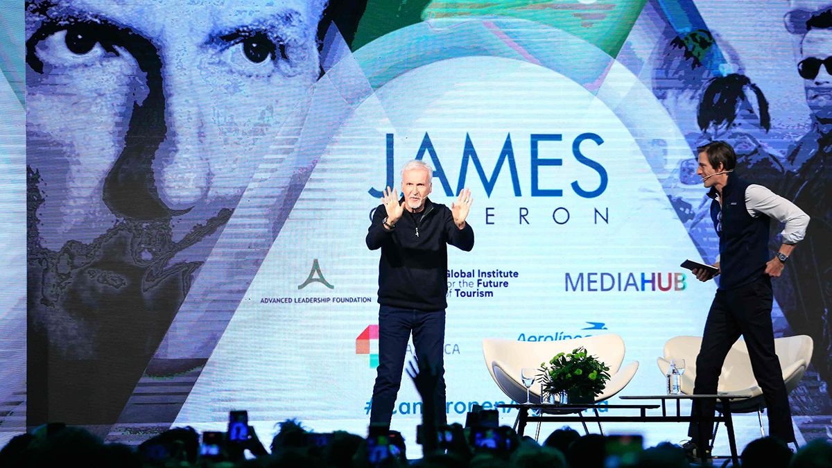 El famoso cineasta saluda al público en La Rural.