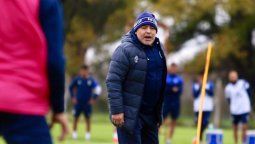 Diego Maradona paró su primer once en el Lobo