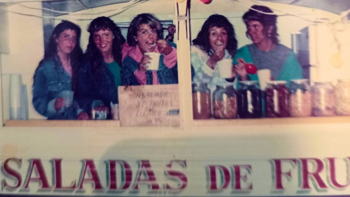 Primavera de 1986 en Monte Hermoso: frío y la ensalada de frutas a 15 australes. Los años 80 marcaron una época. De izquierda a derecha Clota