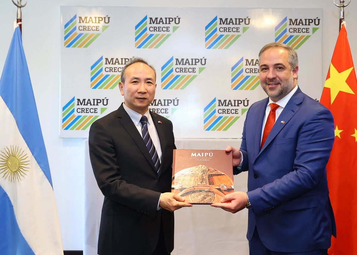 El embajador del gigante asiático en Argentina, Wang Wei, recibió un regalo del intendente de Maipú, Matías Stevanato. El embajador del gigante asiático en Argentina, Wang Wei, recibió un regalo del intendente de Maipú, Matías Stevanato.