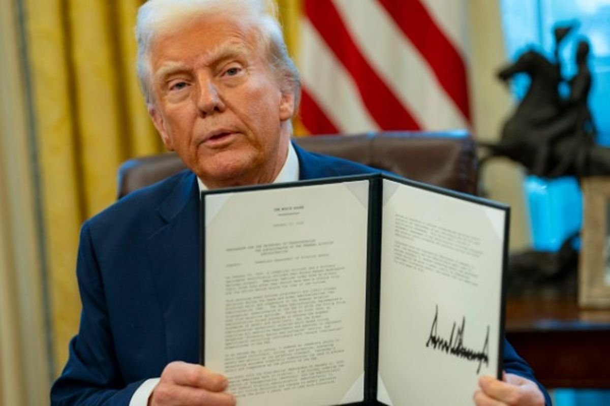 Donald Trump, presidente de Estados Unidos, firmó un decreto para crear un grupo de trabajo de la Casa Blanca que supervisará los preparativos para el Mundial 2026. Donald Trump, presidente de Estados Unidos, firmó un decreto para crear un grupo de trabajo de la Casa Blanca que supervisará los preparativos para el Mundial 2026.