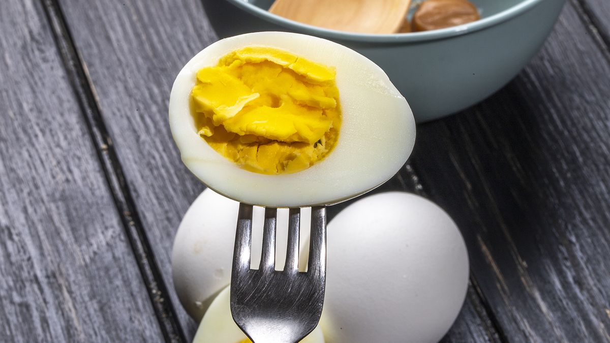 Huevo duro perfecto: el truco para pelarlo fácil y como un profesional.