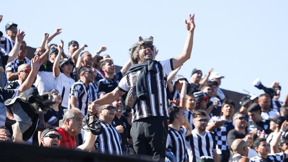 Cientos de fanáticos de Gimnasia y Esgrima y Deportivo Madryn armaron una fiesta en cancha de Platense