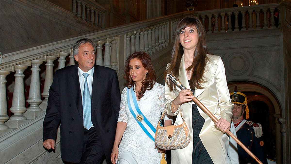 Florencia Kirchner junto a su papá Néstor y su mamá Cristina Fernández de Kirchner el día de su asunción.