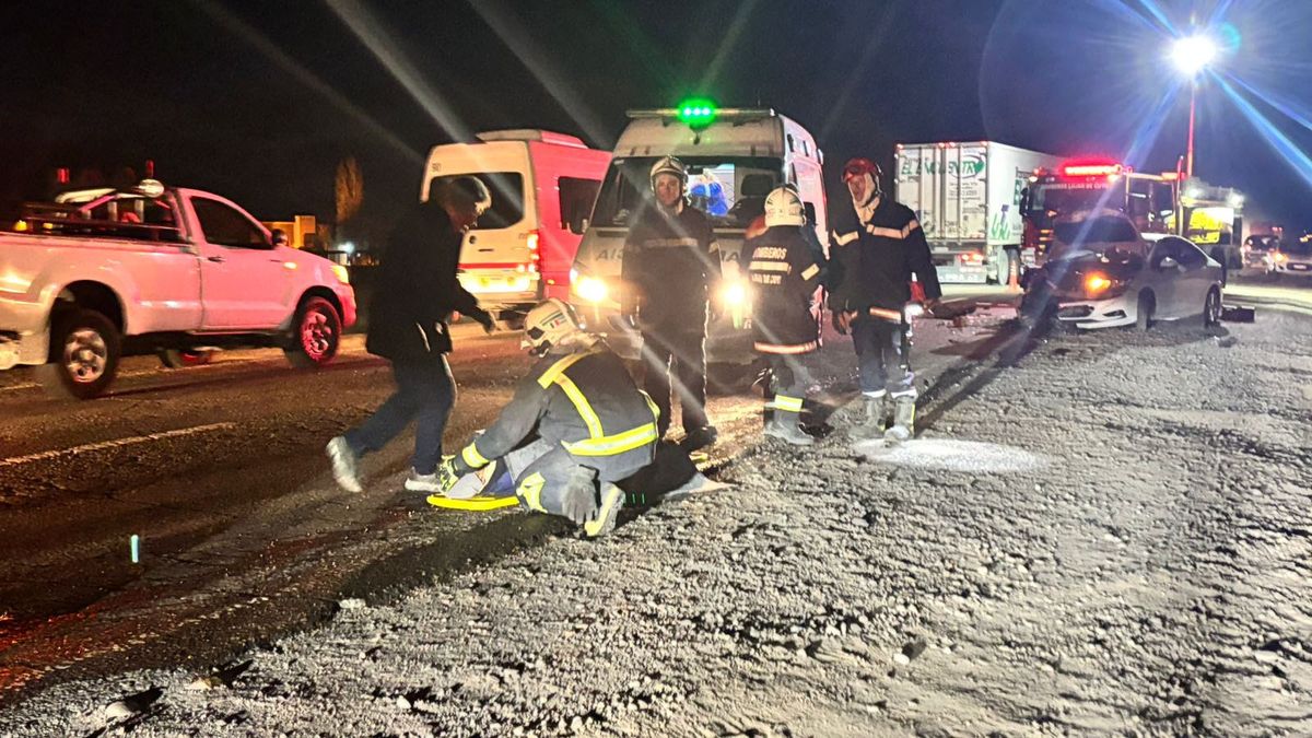 Un auto y una camioneta chocaron de frente en la Ruta 7