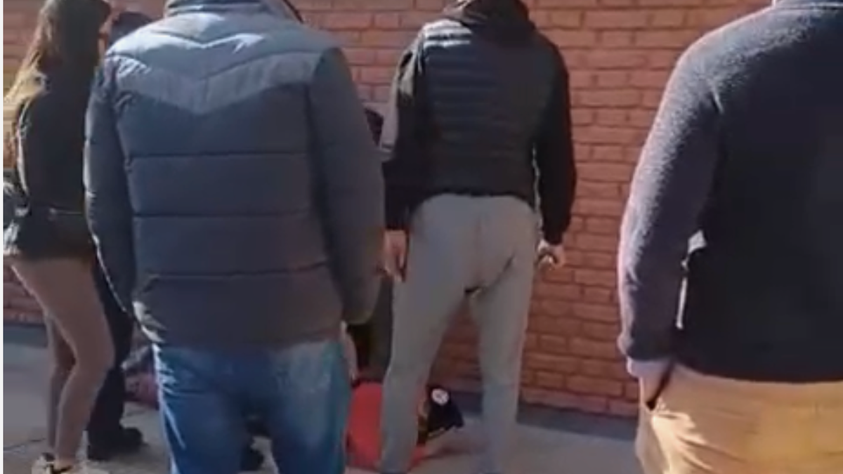El delincuente fue atrapado y sujetado en el piso hasta que llegó la Policía.