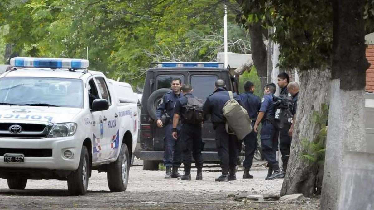 El efectivo de la Policía Bonaerense fue detenido al intentar asesinar a su ex pareja quien lo increpó por haber violado a su hija. Ahora pasará 10 años y medio en prisión