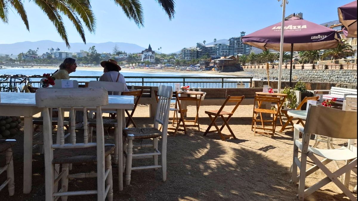 El restaurante tiene una de las mejores ubicaciones en Papudo. El restaurante tiene una de las mejores ubicaciones en Papudo.
