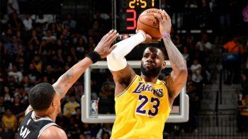 Los Lakers vencieron a los Spurs y son líderes en la Conferencia Oeste