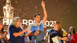 Ganador. Federico Accardi acaba de recibir la Cruz al Mérito Deportivo de manos de Lucio Ortiz, presidente del Círculo de Periodistas Deportivos, en la parte culminante de la fiesta realizada en el Aconcagua Arena. El integrante de Los Murciélagos vive su mejor momento.