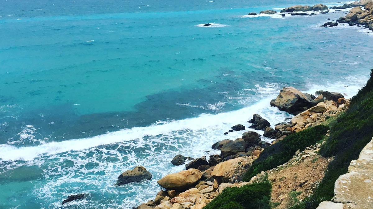 El agua es calma y cálida, ideal para nadar y disfrutar del mar. El agua es calma y cálida, ideal para nadar y disfrutar del mar.