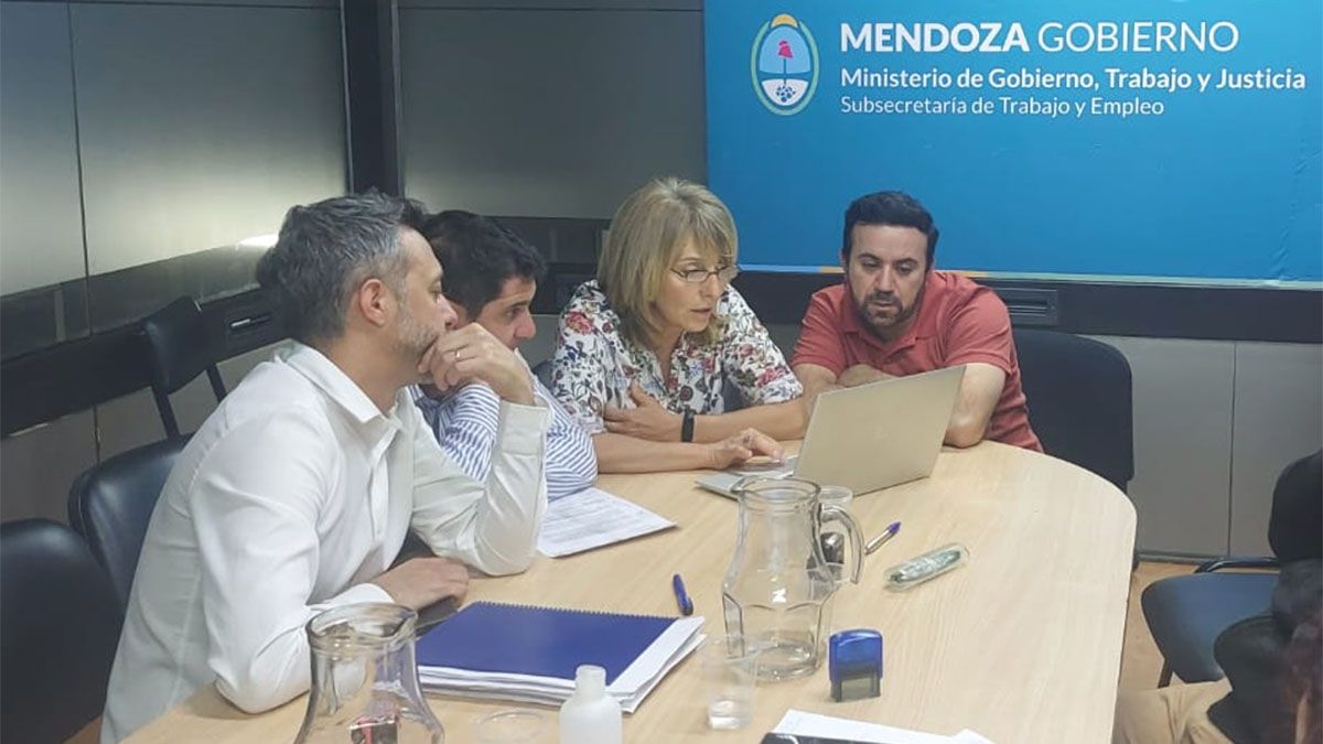 Claudia Iturbe, secretaria general de AMPROS, durante las negociaciones paritarias.