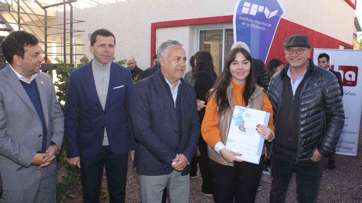 Alfredo Cornejo en la entrega de 21 departamentos en Las Heras.