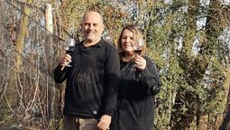 Elías Derrache y Adriana Gómez, el matrimonio de emprendedores sancarlinos que fundó una bodega familiar y agroecológica en el patio de su casa.