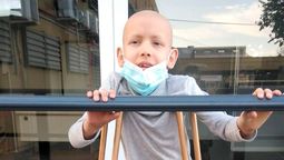 Lucas, de 8 años, tiene cáncer y le amputaron una pierna. Los vecinos están recaudando fondos para comprar una prótesis.