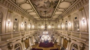 Argentina tiene un imponente edificio cuya construcción está rodeada de puertas falsas Argentina tiene un imponente edificio cuya construcción está rodeada de puertas falsas