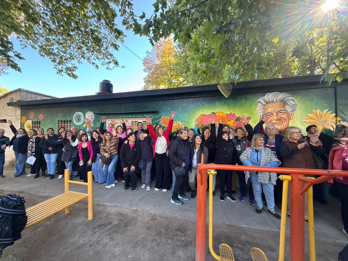 El mural “Pinceladas que Florecen: Identidad” fue inaugurado en el Centro Recreativo María Luisa Idelfonsi de Vila, en San Carlos