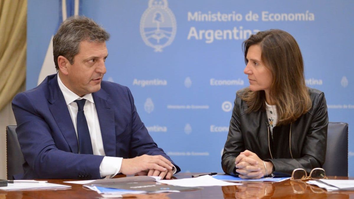 El ministro de Economía de la Nación, Sergio Massa, y la directora ejecutiva de ANSES, Fernanda Raverta.