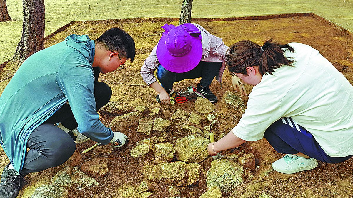 Los arqueólogos trabajan en el sitio de Niuheliang en Chaoyang