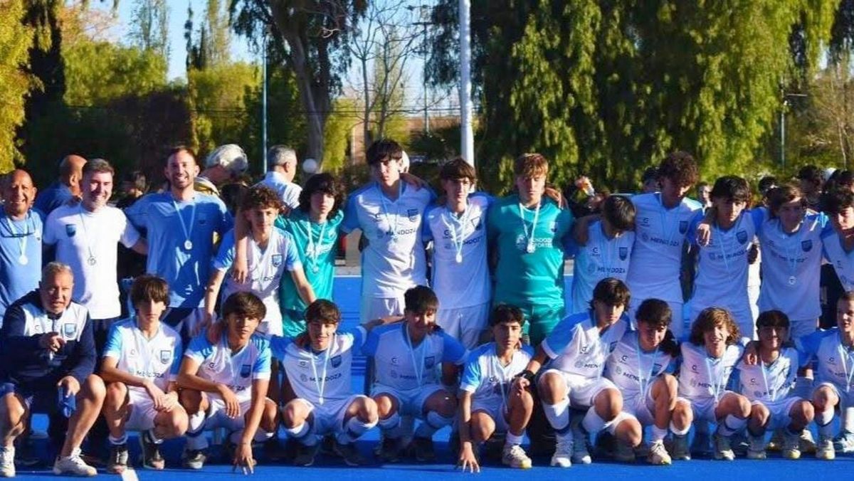 El equipo completo con Jano de regreso. Aquí está agachado, segundo desde la derecha. El equipo completo con Jano de regreso. Aquí está agachado, segundo desde la derecha.