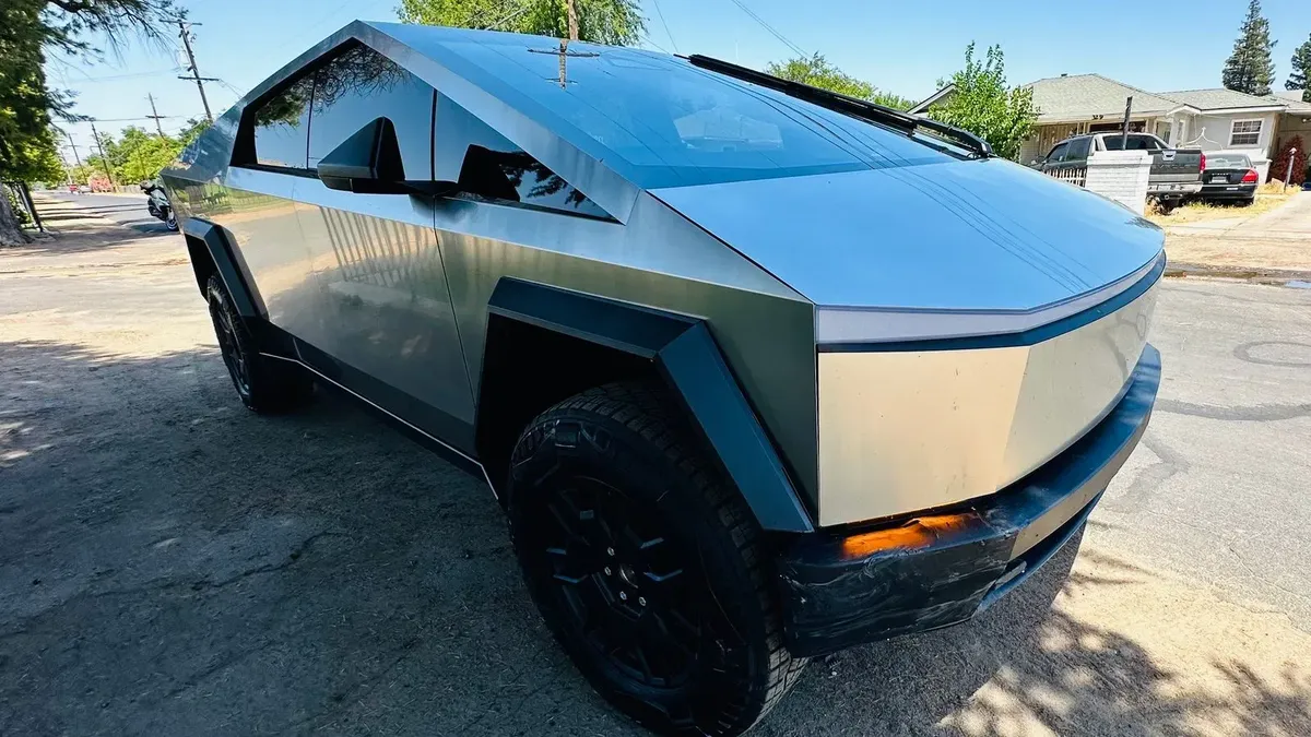 El Cybertruck quedó prácticamente intacto. El Cybertruck quedó prácticamente intacto.