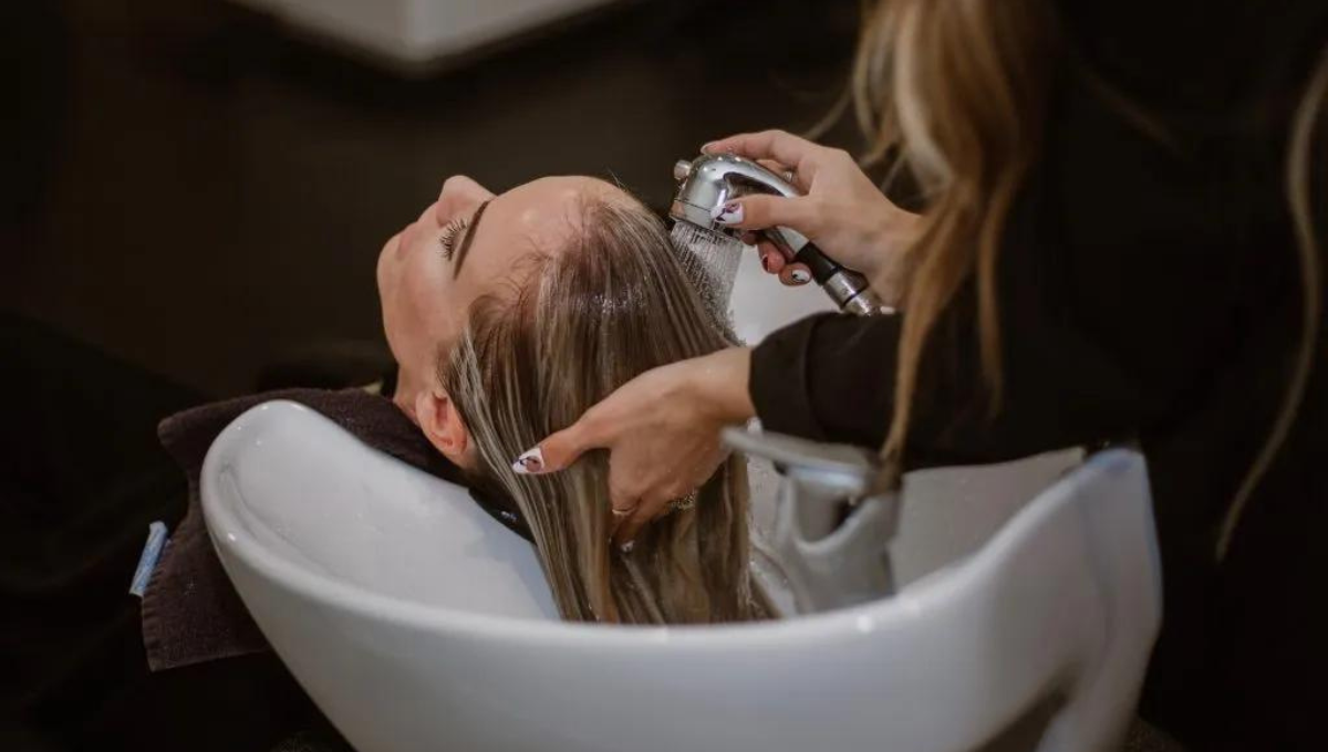 Por qué hay que lavarse el cabello con la cabeza hacia abajo