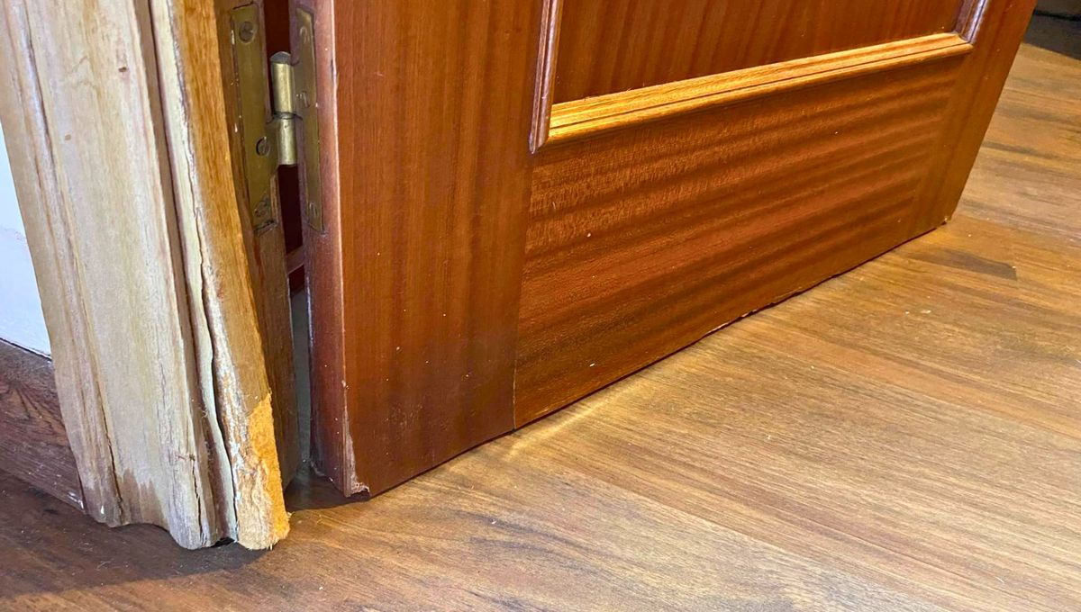 Cómo arreglar una puerta de madera hinchada por la humedad: guía práctica para tu hogar