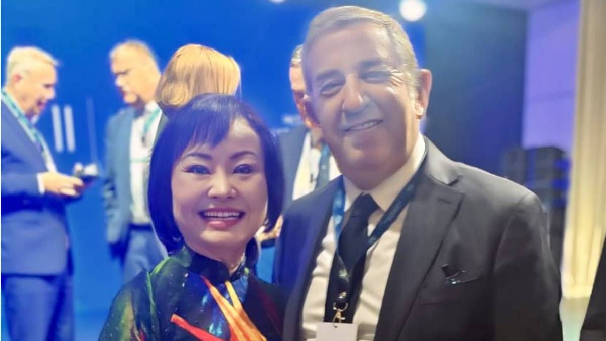 Kim Phuc y el diputado nacional Julio Cobos.