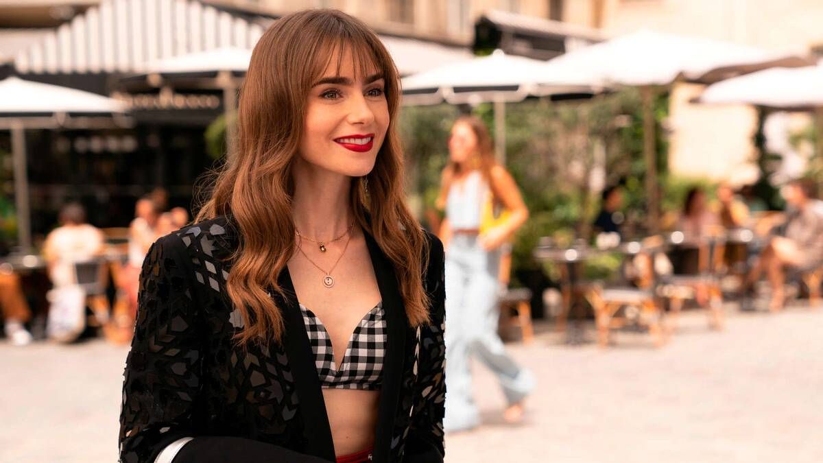 Emily en París, la serie de Netflix protagonizada por Lily Collins. Emily en París, la serie de Netflix protagonizada por Lily Collins.