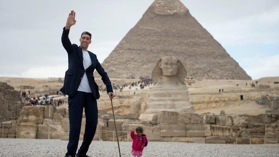 El hombre más alto y la mujer más baja posan juntos