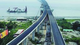 Una vista aérea del puente multipropósito Padma a unos 40 kilómetros de Dhaka, capital de Bangladesh, en junio. MUNIR UZ ZAMAN / AFP
