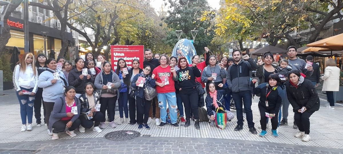 Víctor Da Vila y la militancia del FIT que lo apoya se retrataron el jueves en el kilómetro cero. Víctor Da Vila y la militancia del FIT que lo apoya se retrataron el jueves en el kilómetro cero.