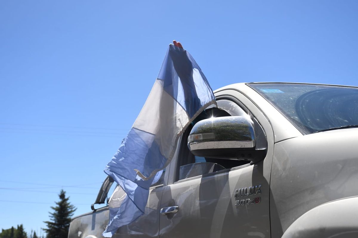 Banderas celestes y blancas en el caravanazo en señal de protesta al reconocimiento de 30.000 hectáreas del sur mendocino a comunidades autodenominadas mapuches