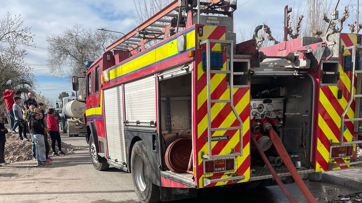 Los Bomberos sacaron a las dos hermanitas de 3 y 5 años sin vida. La joven de 13 estaba en muy grave estado y murió en la madrugada de este lunes. Los Bomberos sacaron a las dos hermanitas de 3 y 5 años sin vida. La joven de 13 estaba en muy grave estado y murió en la madrugada de este lunes.