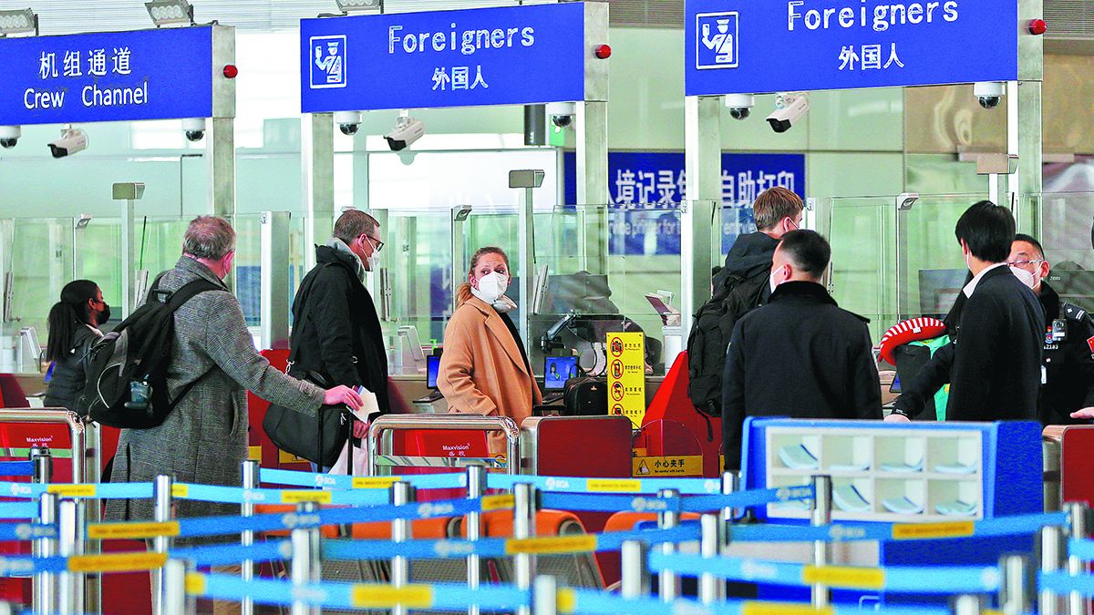 Unos viajeros esperan para pasar por los puntos de control de inmigración en el Aeropuerto Internacional Capital de Beijing el 8 de enero. ZOU HONG / CHINA DAILY
