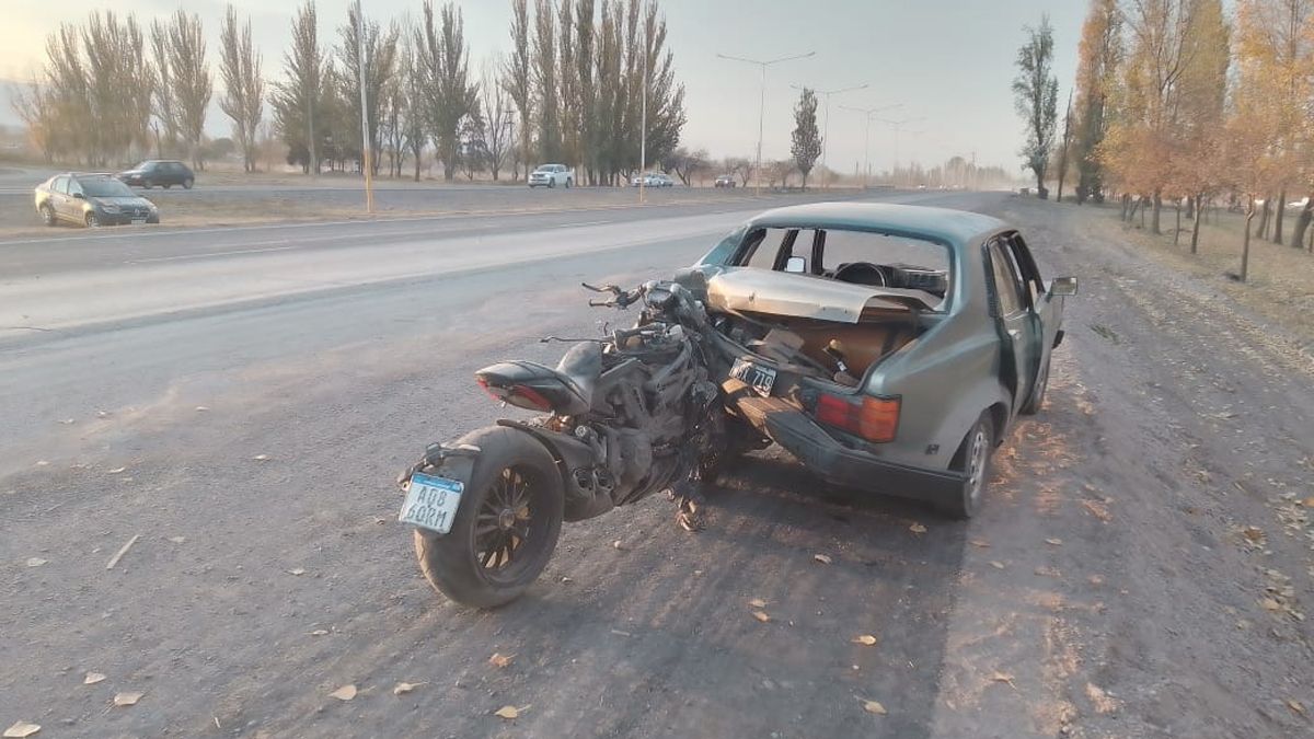 La moto Ducati fue colocada por la Policía Científica en el lugar del impacto para reconstruir el momento del accidente.