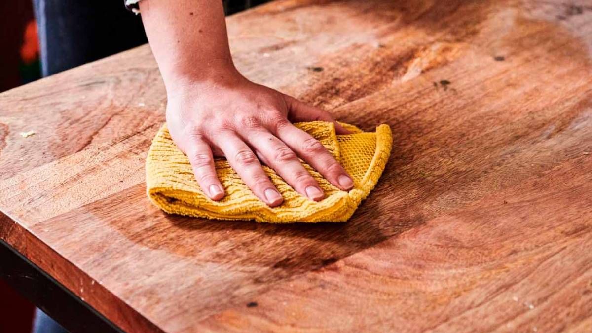 Si tu mesa de madera tiene manchas de vino, no te preocupes. Con estos trucos caseros de limpieza podrás quitarlas por completo. Si tu mesa de madera tiene manchas de vino, no te preocupes. Con estos trucos caseros de limpieza podrás quitarlas por completo.