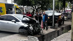 Un delincuente quiso robar una camioneta, forcejeó con una mujer que estaba en el rodado y terminó provocando un accidente contra un auto estacionado. Foto: Matías Pascualetti