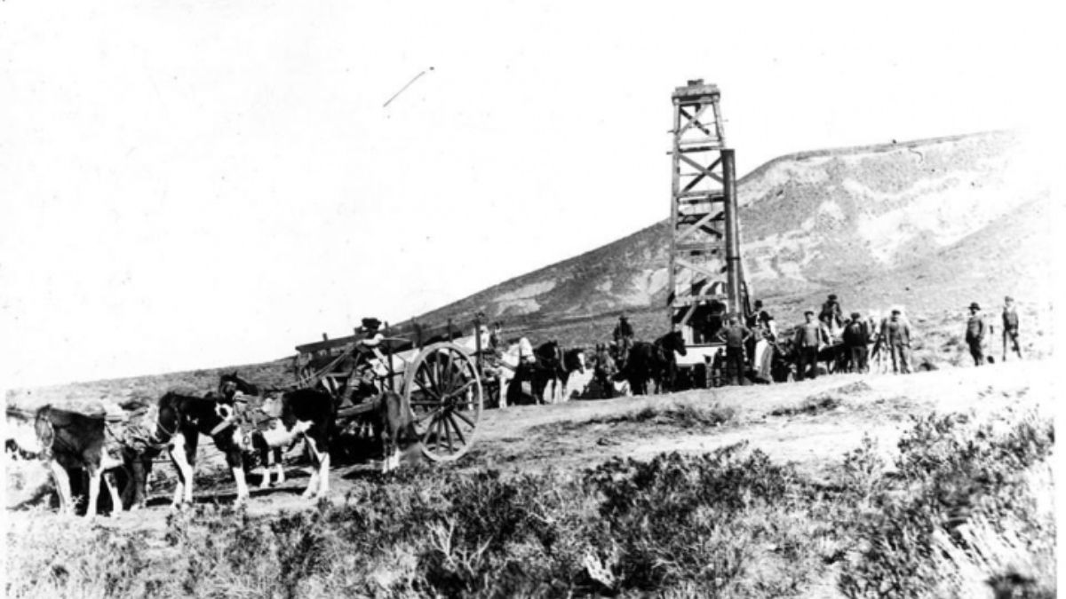 Pozo Uno de YPF en Comodoro Rivadavia. Fuente: Pinterest Pozo Uno de YPF en Comodoro Rivadavia. Fuente: Pinterest