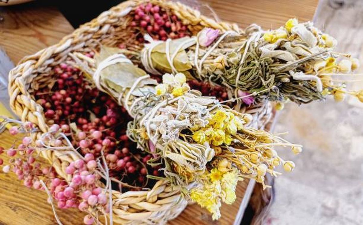 Evita hacer una decoración con flores secas. Evita hacer una decoración con flores secas.