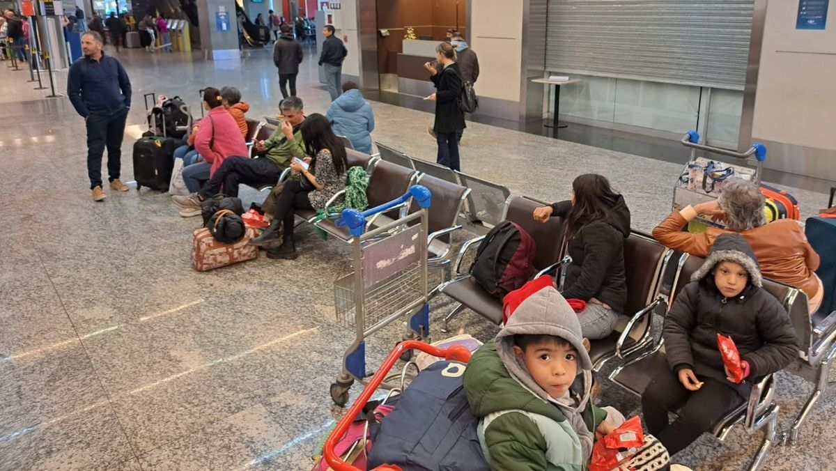 El paro de maleteros afectó el aeropuerto de Mendoza.